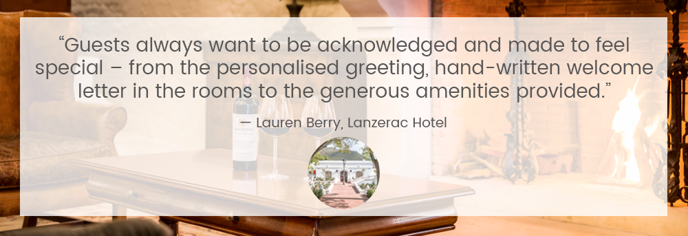 “客人总是希望得到认可，让自己感觉特别——从个性化的问候、房间里手写的欢迎信到提供的慷慨的便利设施。”-劳伦·贝里，兰泽拉克酒店